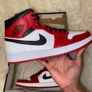 New Jordan 1 Mid Chicago (2020)